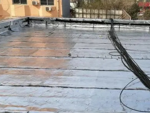 兴宁卫生间漏水维修公司分享下兴宁屋面楼顶防水刚性防水层施工要点。